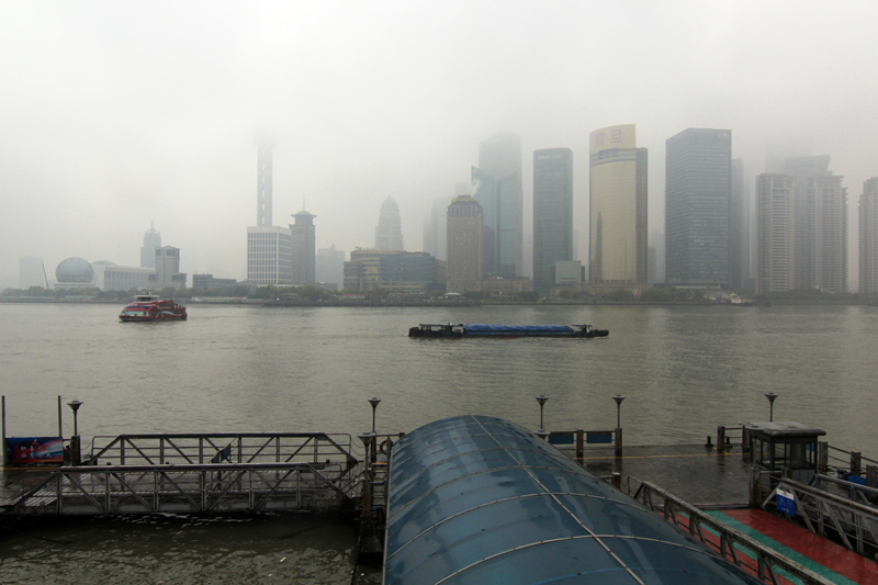 2017-04-06_162451 china-2017.jpg - Shanghai - Skyline von Pudong in den Wolken